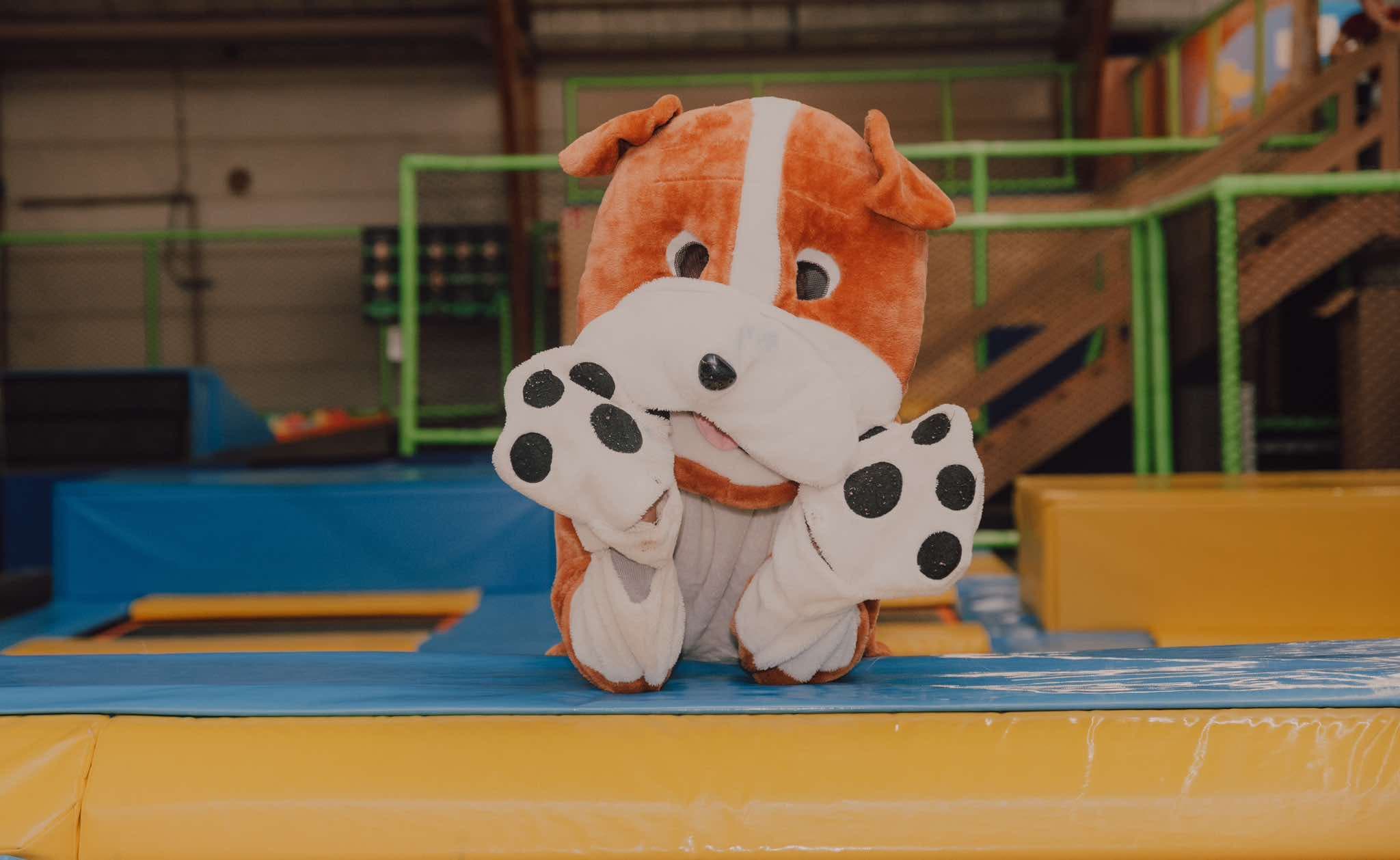 Jumplay mascot in het trampolinepark