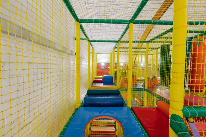 Klim en kruip door het speelparcours vol avontuur