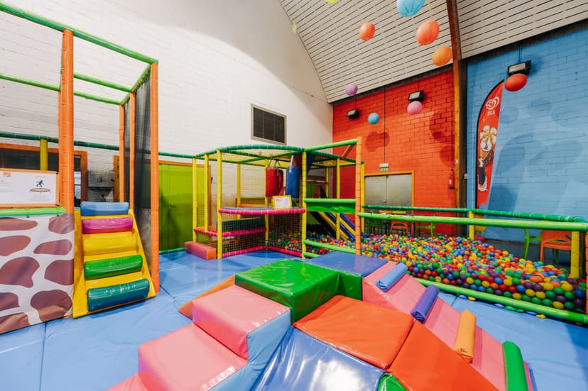 Klauteren en spelen in het ballenbad in het kleutergedeelte