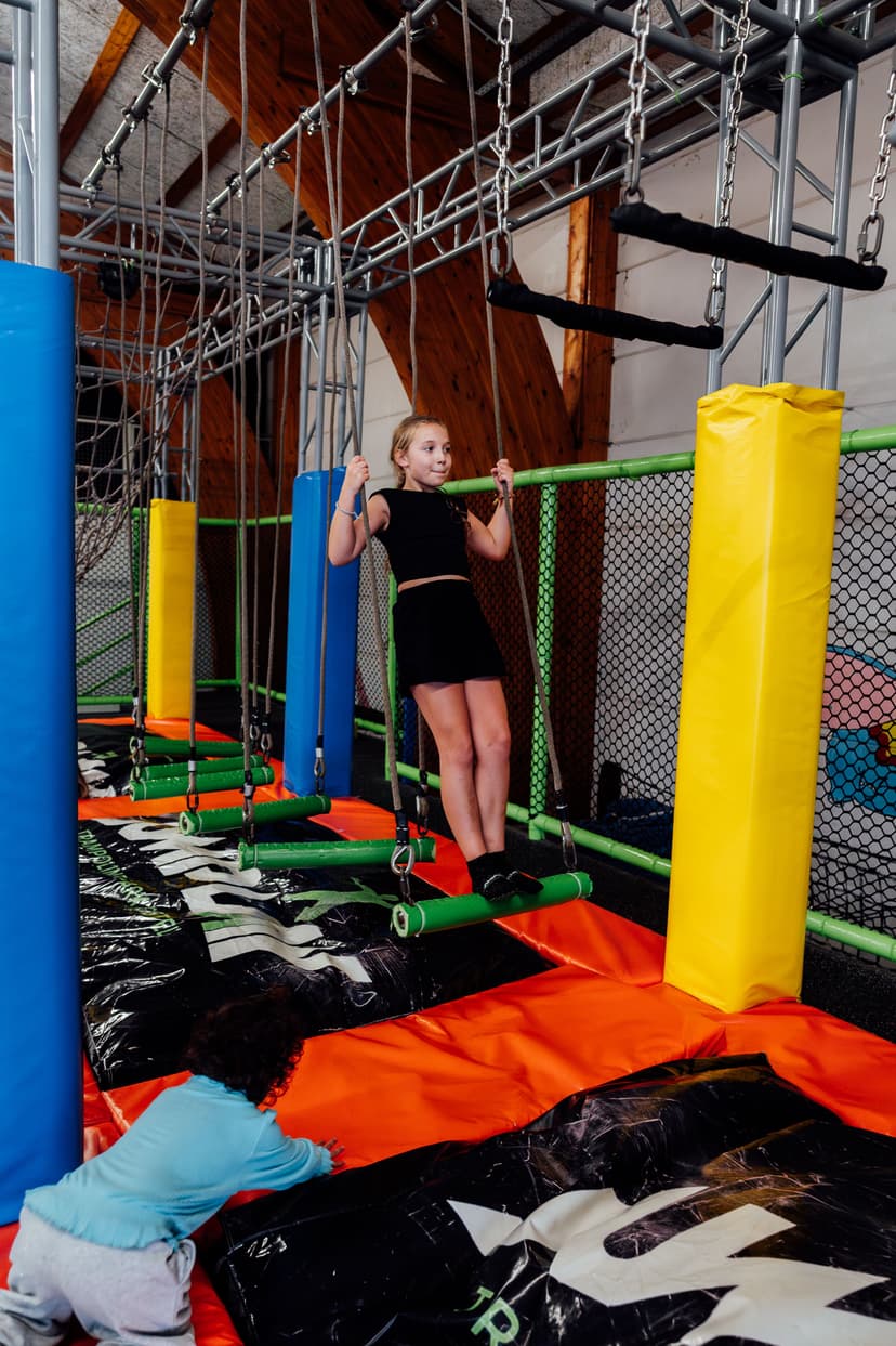 Ga de uitdaging aan en test je evenwicht en kracht op het parcours.