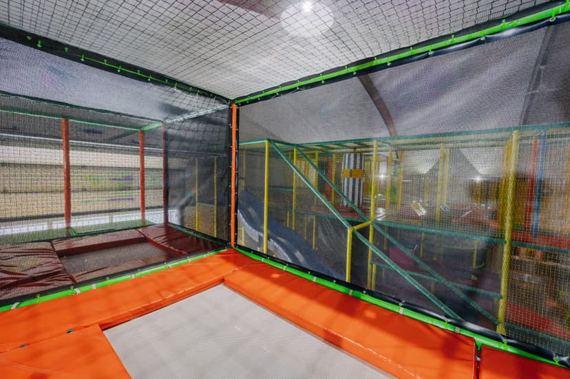 Drie trampolines naast elkaar voor extra springplezier.