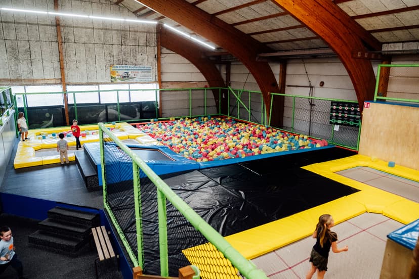 Spring, land zacht en duik in de foam pit voor extra fun.