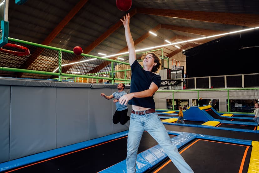 Spring hoger en maak de coolste dunks in de basketbalzone.