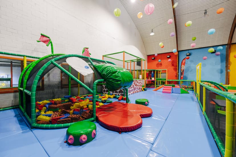 Bouwen en spelen met zachte blokken en trampoline in het kleutergedeelte